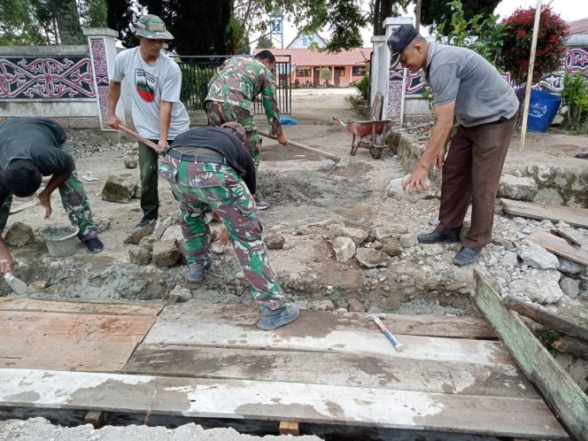 
					Anggota Kodim 0206/ Dairi Tunjukkan Kepedulian Bantu Masyarakat Mengalami Kesulitan di Bidang Apa Saja Bagian Dari Sishankamrata