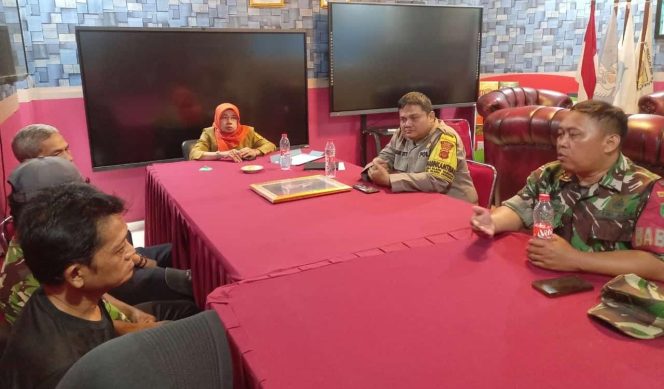 
					Sinergitas TNI-Polri Polsek Klapanunggal Giat Cooling Sistem Sambang Warga Desa Klapanunggal Dialog Kamtibmas Ajak Jaga Kondusifitas Cegah Kriminalitas