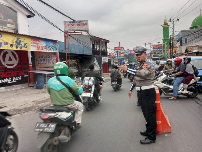 
					Wujud Pelayanan Publik Anggota Polsek Ciampea Laksanakan Kegiatan Cooling Sistem Pengaturan lalulintas Cegah Kemacetan Dan Tekan Angka Kecelakaan 