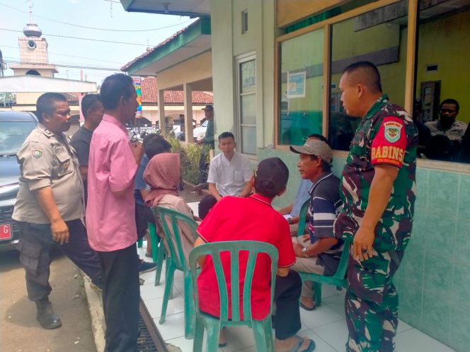 
					Sinergitas TNI Polri Babinsa dan Bhabinkamtibmas Polsek Dramaga  Sambang Warga Desa Sukawening Dialog Kamtibmas 