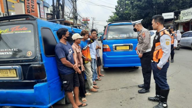 
					Wujud Pelayanan Publik Kanit Lantas Polsek Citeureup Bersama Anggota Giat Cooling Sistem Laksanakan Operasi Keselamatan Lodaya 2025 