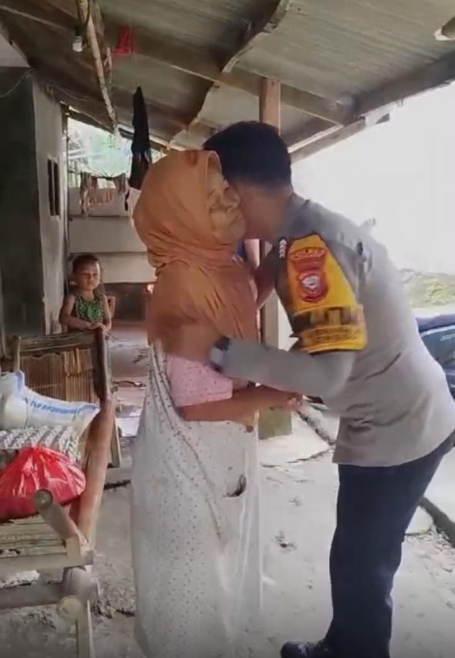 
					Bentuk Kehadiran Polri Bhabinkamtibmas Polsek Jonggol Giat Cooling Sistem Salurkan Bantuan Berupa Sembako kepada Lansia di Desa Sirnagalih