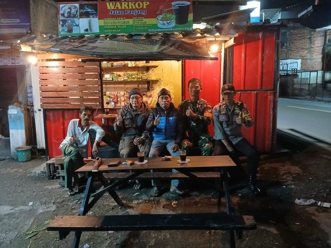 
 Sinergitas TNI Polri Polsek Cibungbulang Bersama Kapolsubsektor Pamijahan dan Tokmas Monitoring Cegah Kriminalitas  Para Remaja Yang Sering Terlibat Tawuran di Desa Cibitung