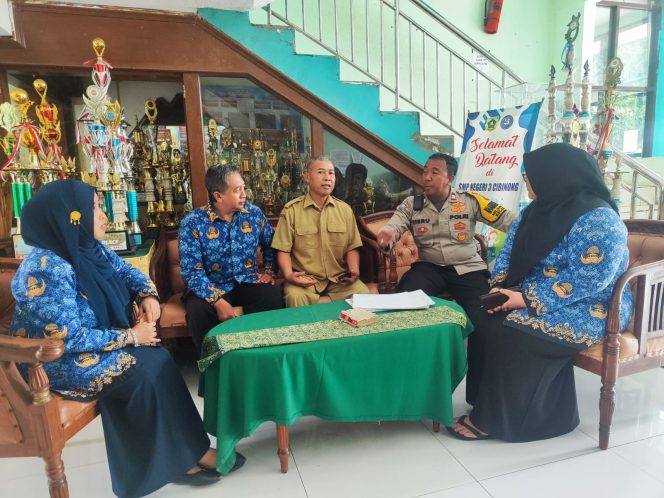 
 Polsek Cibinong Tindak Lanjutti Adanya Berita Dugaan Pungli Berupa Outing Class Di SMPN Wilayah Cibinong Kabupaten Bogor