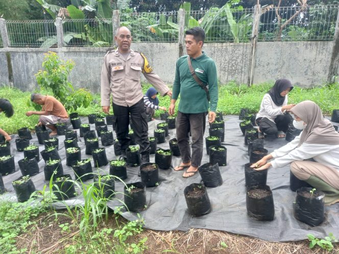 
					Mendukung Program Asta Cita Presiden Bhabinkamtibmas Polsek Babakanmadang Sambang Silahturahmi Kamtibmas  Tentang Ketahanan Pangan Warga Desa Sumur Batu Dalam Pembudidayaan Tanaman Bermanfaat