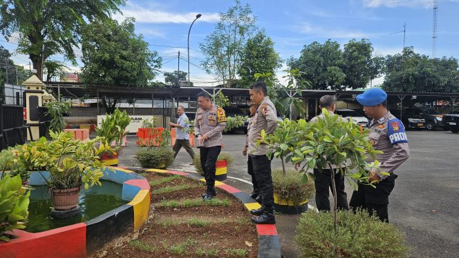 
					Wakapolres MetroJakarta Timur Tinjau Kesiapan Hidroponik di Polsek Ciracas Dukung Program Ketahanan Pangan