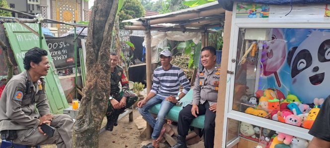 
 Sinergitas TNI Polri Wilayah Hukum Polsek Ciampea Bhabinkamtibmas, Babinsa dan Sat Pol PP Desa Giat Cooling Sistem Sambang Warga Desa Cihideung Beri Pesan Kamtibmas 