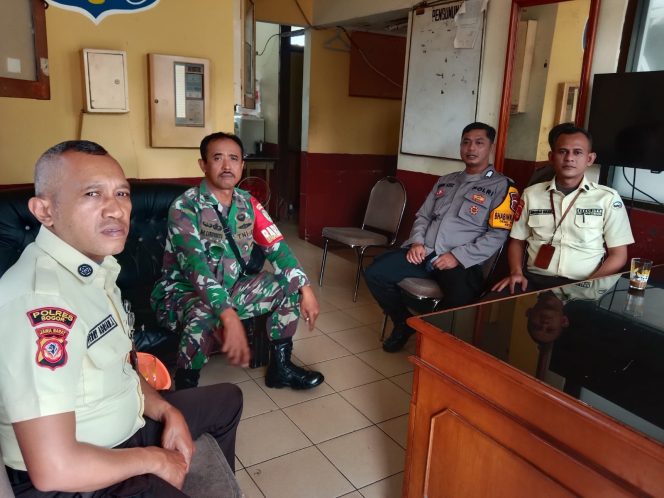 
					Sinergitas TNI Polri Polsek Cwi Polres Bogor Giat Cooling Sistem Sambang Petugas Keamanan Satpam BPKP Desa Pandansari Beri Pesan Kamtibmas Cegah Kriminalitas
