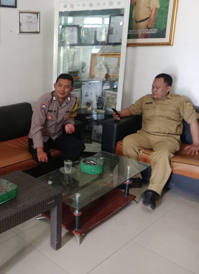 
					Cegah Kriminalitas Bhabinkamtibmas Poslek CSR Polres Bogor Giat Cooling Sistem Sambang Kantor Desa Citeko Dialog Berikan Himbauan Kamtibmas