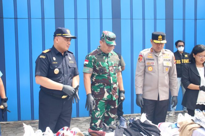 
					Pangdam XII/Tpr Hadiri Konferensi Pers DJBC Kalbagbar Terkait Penggagalan Penyelundupan Ballpres