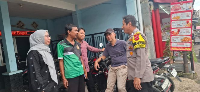 
 Ciptakan Kondusifitas Lingkungan Bhabinkamtibmas Polsek Dramaga Giat Cooling Sistem Sambang Warga Desa Babakan Sampaikan Himbauan Kamtibmas 