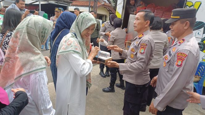 
 Polres Metro Jakarta Timur Laksanakan Giat Peduli dengan Pembagian Makan Gratis di Ciracas