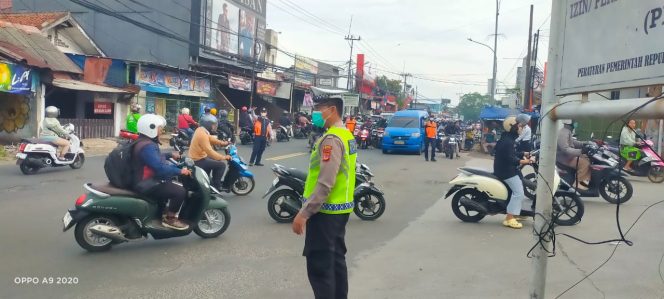 
 Wujud Pelayanan Publik Personel Polsek Sukaraja Laksanakan Pengaturan Lalu Lintas Hindari Kemacetan dan Kecelakaan Lalu Lintas