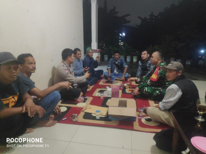 
 Sinergitas TNI Polri Polsek Cwi Polres Bogor Giat Cooling Sistem Patroli Sambang Kamtibmas Siskamling Warga Binaan di Desa Telukpinang Berikan Himbauan  Cegah Kriminalitas
