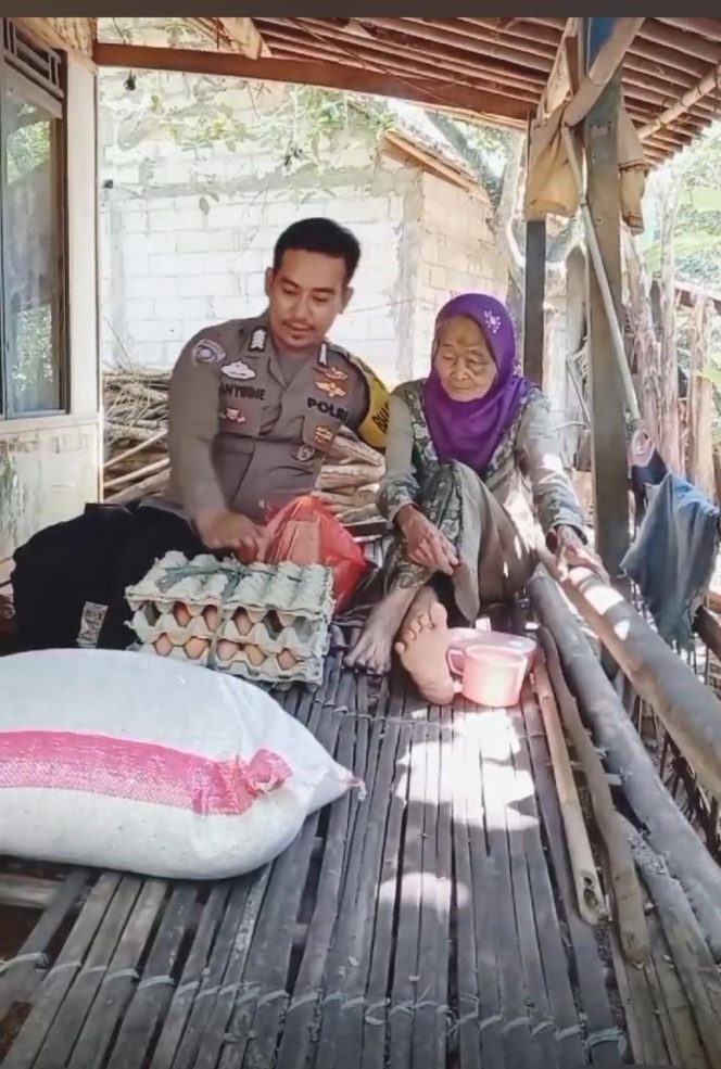 
 Peduli Kemanusiaan Bhabinkamtibmas Polsek Jonggol Giat Cooling Sistem  Salurkan Bantuan Berupa Sembako kepada Lansia di Desa Sirnagalih 