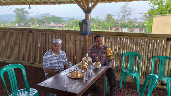 
 Jaga Kondusifitas Cegah Kriminalitas Bhabinkamtibmas Polsek Parungpanjang  Sambang Tokoh Masyarakat Dialog Kamtibmas Diwilayah Desa Cikuda 