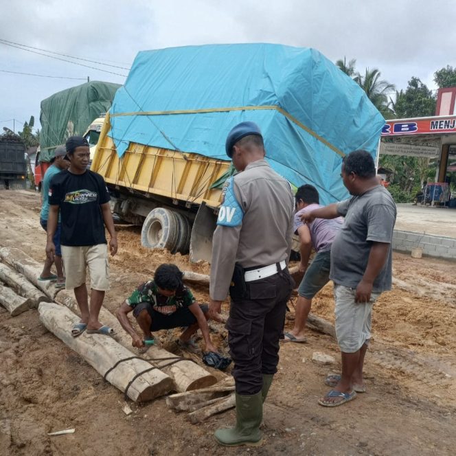 
 Anggota Polsek Simpang Hilir Laksanakan Pengecekan Jalan Rusak Akibat Genangan Air Hujan dan Pasang Laut