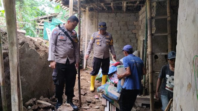 
					Kapolsek Megamendung Pimpin Langsung Pemberian Bantuan Kepada Warga Masyarakat Yang Terkena Dampak Musibah Bencana Alam Tanah Longsor