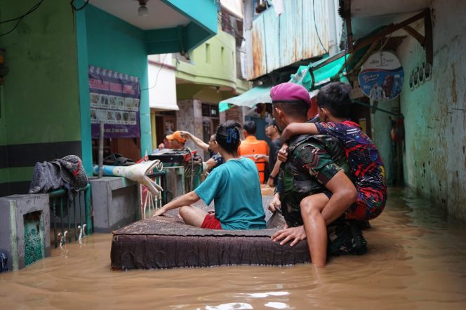 
					Aksi Tanggap Prajurit Pasmar 1 Korps Marinir Evakuasi Korban Banjir di Jakarta