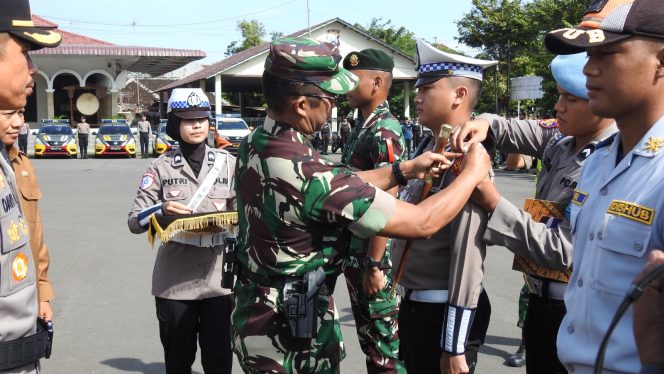 
					Sinergitas TNI-POLRI, Dandim 0819 Hadiri Apel Operasi Ketupat 2025