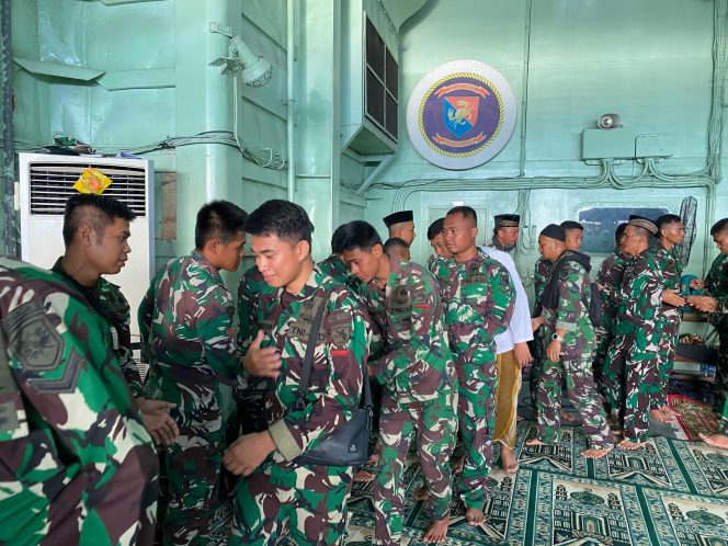 
					Rayakan Hari Raya di Kapal, Danyonif 751/VJS Gelar Sholat Idul Fitri Bersama Prajurit