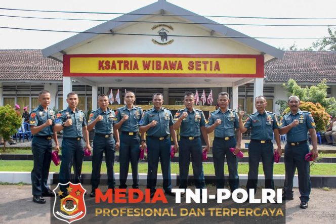 
					Komandan Kompi Markas Brigif 2 Marinir Pimpin Upacara Kenaikan Pangkat Prajuritnya