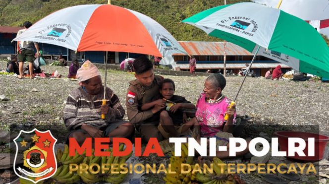 
					Senyum Mama-Mama Papua Saat Bripda Rafly Personel Ops Damai Cartenz-2025 Ulurkan Payung