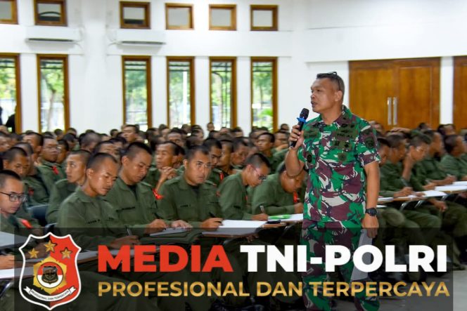 
 Komandan Brigif 2 Marinir Memberi Bekal Materi Disiplin Tempur Pada Peserta SPPI
