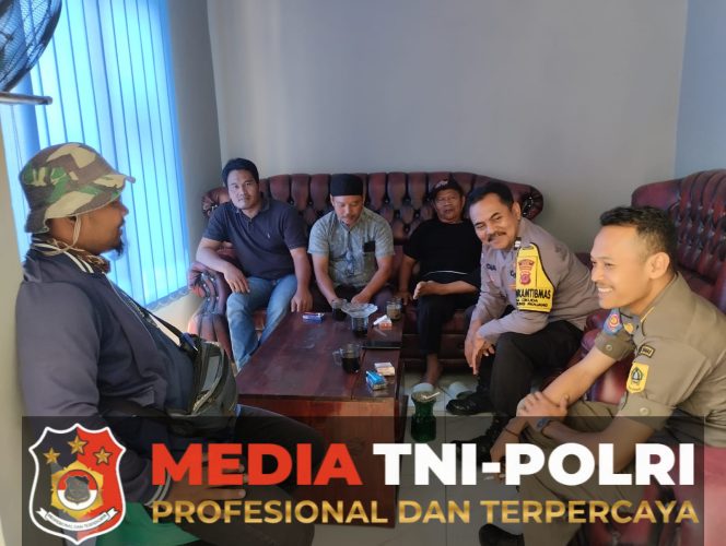 
					Jaga Kamtibmas Bhabinkamtibmas Polsek Parungpanjang Sambang Dan Beri Himbauan Kamtibmas Kepada Warga