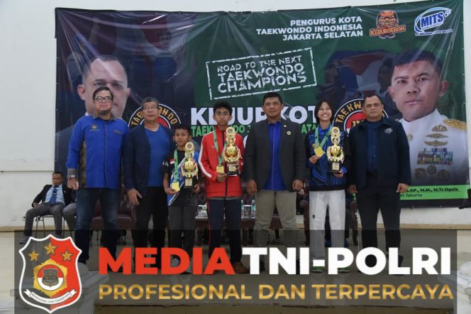 
 Asrena Kormar Dampingi Staf Khusus Panglima TNI Tutup Kejuaraan Taekwondo