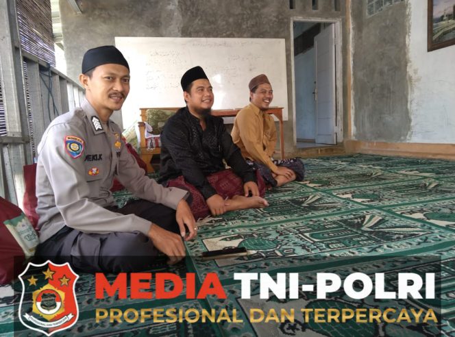 
 Bangun Komunikasi dengan Warga, Bripka Denih MS Sambangi Warga di Desa Sadeng Kolot, 