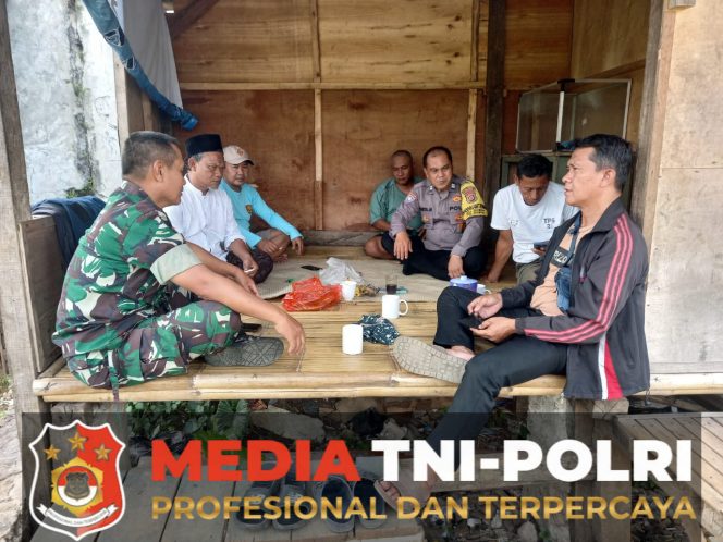 
 Bhabinkamtibmas dan Babinsa Bersinergi Laksanakan Program Jumat Curhat Door To Door, Dengarkan Aduan Keluh Kesah Warga