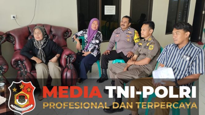 
 Antisipasi Gangguan Kamtibmas Bhabinkamtibmas Desa Cikuda Polsek Parungpanjang Sambang Warga Berikan Pesan Kamtibmas