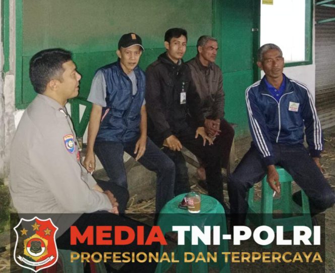 
 Cegah Kriminalitas Bhabinkamtibmas Polsek Cisarua Kontrol Siskamling dan Ajak Warga Tingkatkan Kewaspadaan