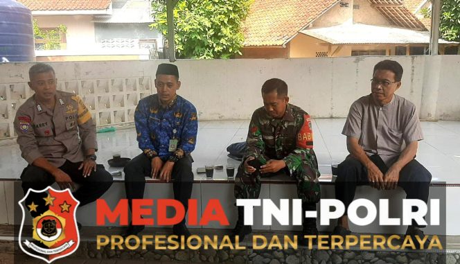 
 Bhabinkamtibmas Polsek Parung bersinergi dengan TNI menjalin kedekatan Dengan masyarakat Desa binaan.