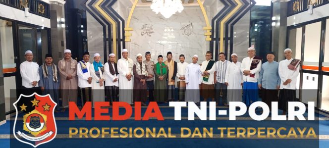 
					Aiptu Daryanto Atmaja dan rekan lainnya Tunaikan Tugas Mulia dengan Pengamanan Sholat Idul Adha