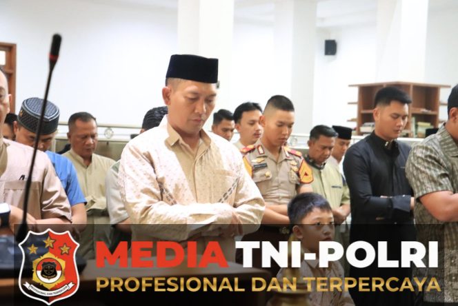 
 Kapolres Bogor AKBP Rio Wahyu Anggoro, S.H., S.I.K., M.H. Laksanakan Salat Idul Adha dan qurban Bersama Anggota Polres Bogor