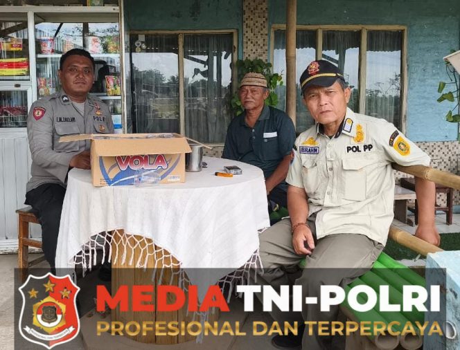 
					Dekat dengan Warga, Bhabinkamtibmas Polsek Parungpanjang Gencar Sambang Desa Jagabaya