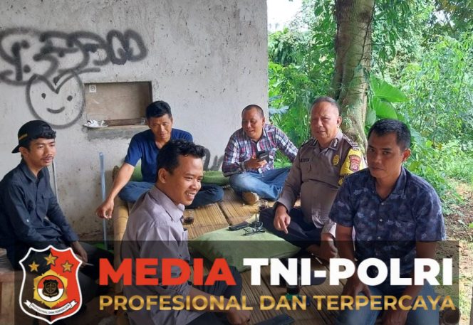 
 Bhabinkamtibmas Desa Mekarsari Polsek Rumpin Sambang Warga, Berikan Himbauan Kamtibmas