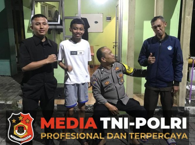 
 Bhabinkamtibmas Polsek Cisarua Polres Bogor Ajak Warga Aktif dalam Siskamling untuk Cegah Gangguan Kamtibmas