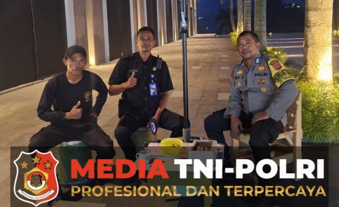 
 Bhabinkamtibmas Polsek Cisarua Polres Bogor Aktifkan Pos Kamling dan Imbau Warga Tingkatkan Kewaspadaan