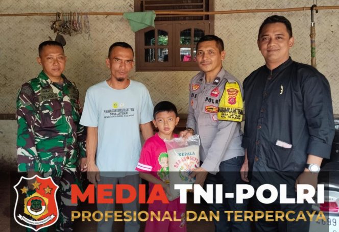 
					Sinergitas Antara TNI dan Polri Dalam Rangka Memberikan Santunan Kepada Anak Yatim dan Kaum Dhuafa