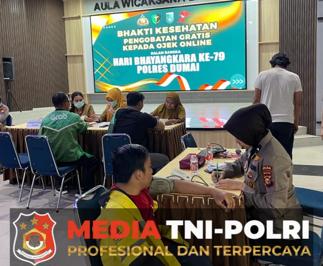 
					Sambut HUT Bhayangkara, Polres Dumai Beri Pengobatan Gratis hingga Sembako untuk Pengemudi Ojol