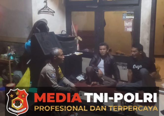 
 Bhabinkamtibmas Polsek Cisarua Aktifkan Kembali Siskamling, Cek Pos Kamling dan Beri Imbauan Kamtibmas