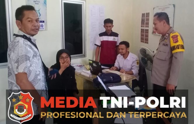 
					Bhabinkamtibmas Polsek Ciampea Sambangi Tokoh Masyarakat Desa Bojongrangkas Demi Wujudkan Kamtibmas Kondusif