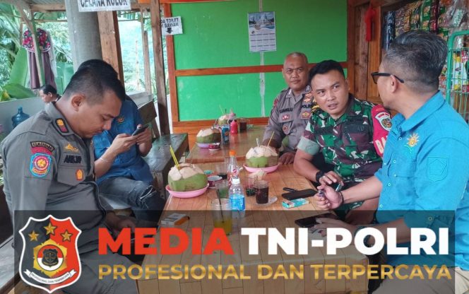 
 TNI-Polri Bersinergi Sambang Warga Desa Karang Tengah Sampaikan Himbauan Kamtibmas