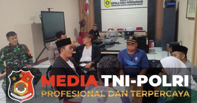 
 Pererat Kedekatan dengan Warga, Bhabinkamtibmas Polsek Parung Bersama TNI Sambangi Desa Binaan
