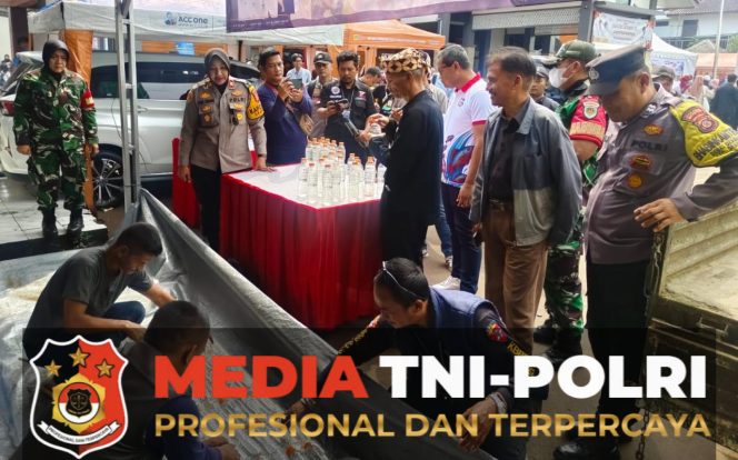 
 Kapolsek Dramaga Bersama Forkompimcam Kecamatan Dramaga Laksanakan Giat Pemusnahan Barang Bukti Miras Jenis Ciu Hasil Operasi Gabungan 3 Pilar Wilayah Hukum Dramaga