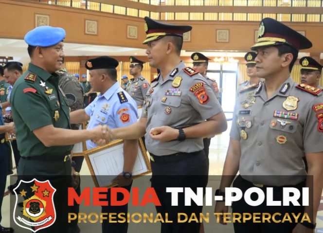 
 Kapolres Bogor Terima Brevet Kehormatan “Setia Waspada” dari Paspampres*