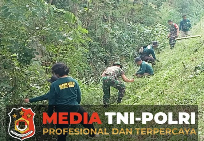 
 Babinsa Klego dan Relawan Muslim Boyolali Utara Bersihkan Aliran Irigasi Waduk Bade